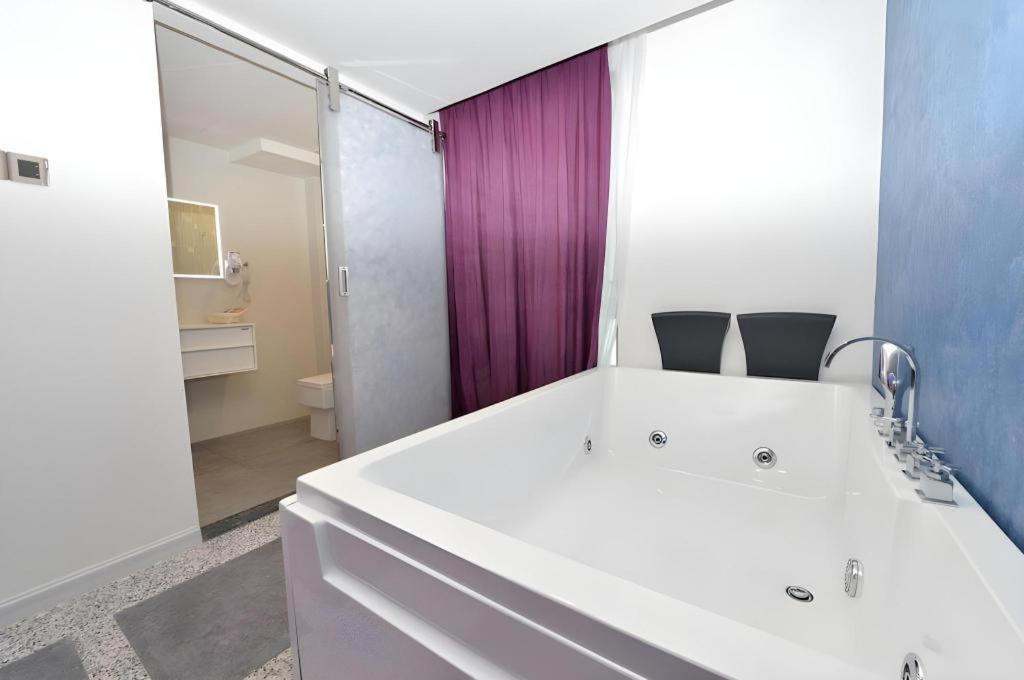 Unic Hotel Кота-Кинабалу Экстерьер фото